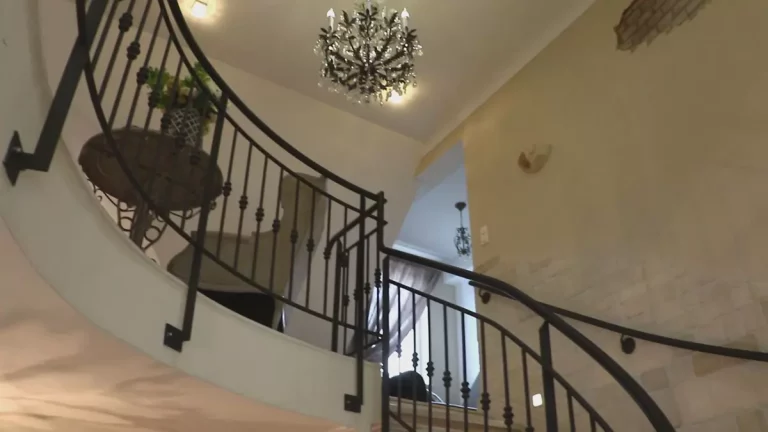 Elegancja w każdym domu: schody wstęgowe